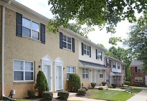 Falcon Crest Townhomes and Apartamentos