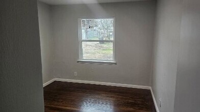 1426 N Jim Miller Rd in Dallas, TX - Building Photo - Building Photo