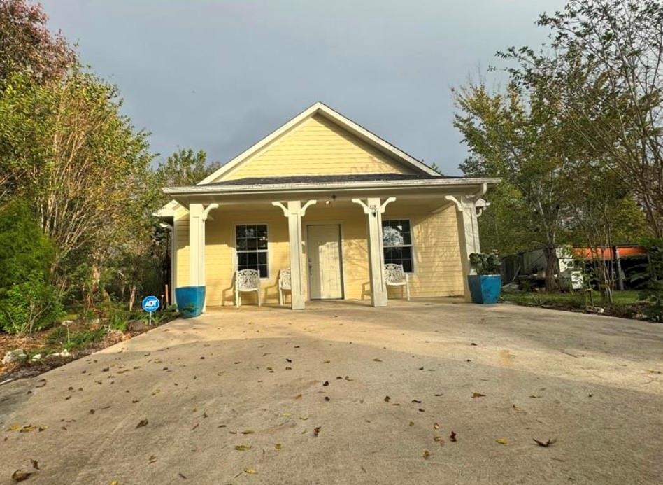 418 E Ln 3 in Anahuac, TX - Building Photo