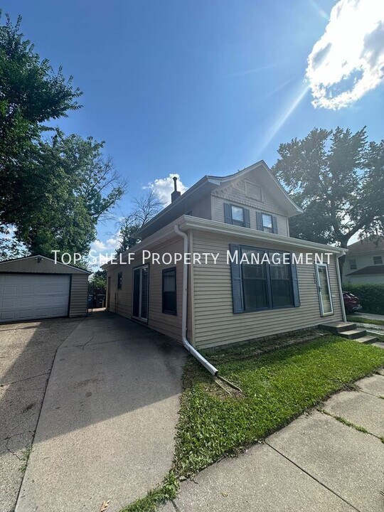 1215 Guthrie Ave in Des Moines, IA - Building Photo