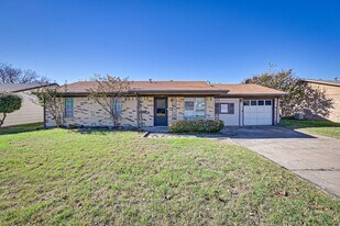 316 Wallace Dr in Crowley, TX - Building Photo