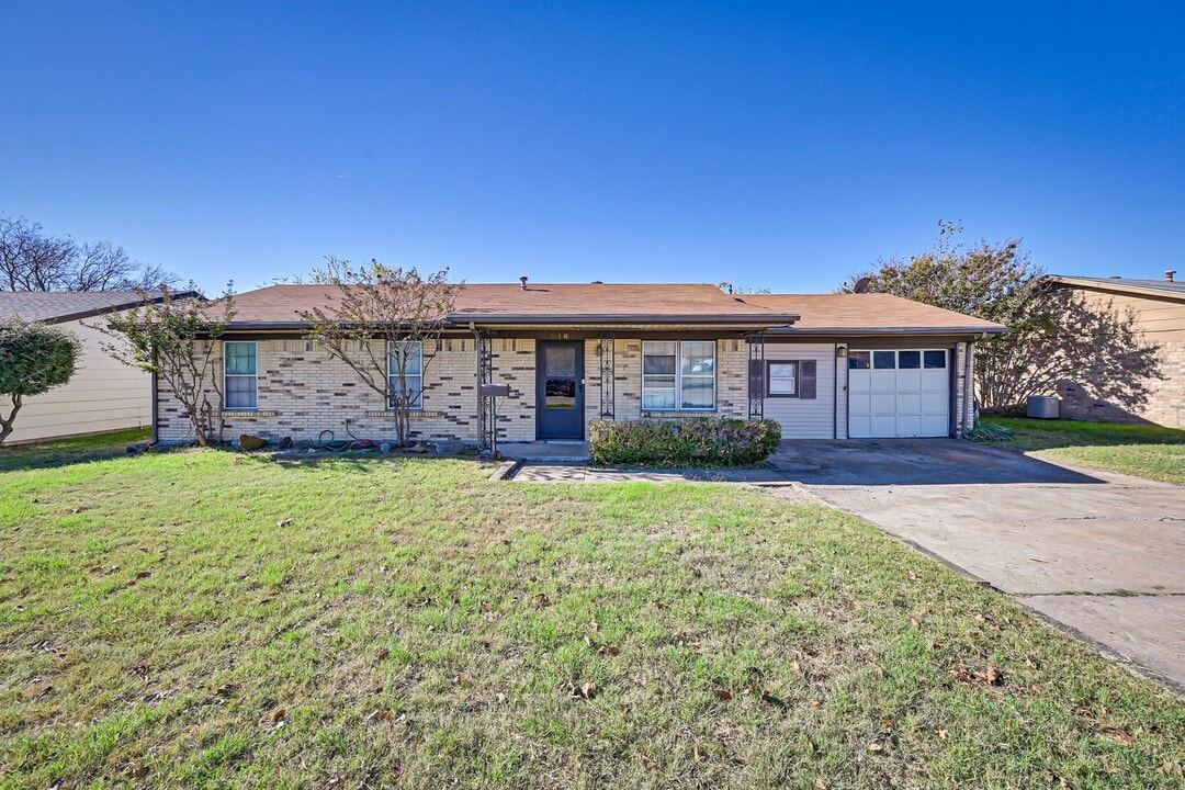 316 Wallace Dr in Crowley, TX - Building Photo