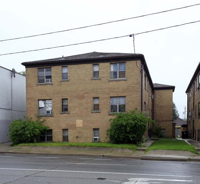 2903 St Clair Ave E in Toronto, ON - Building Photo - Building Photo
