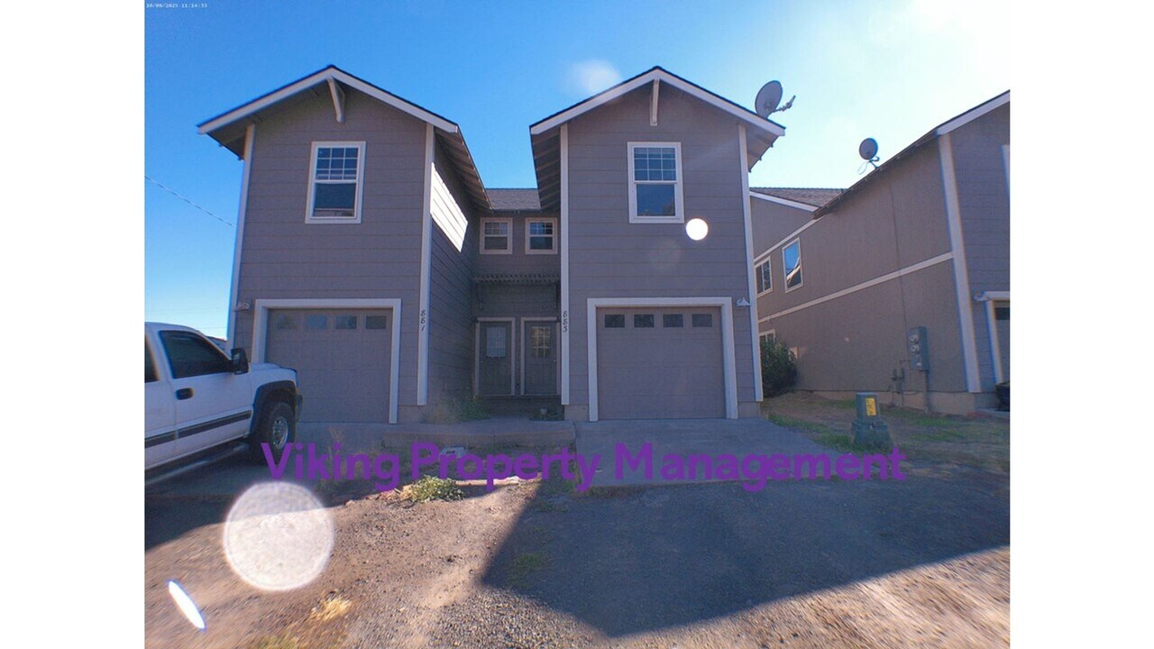 881-883 SW 2nd St in Madras, OR - Building Photo