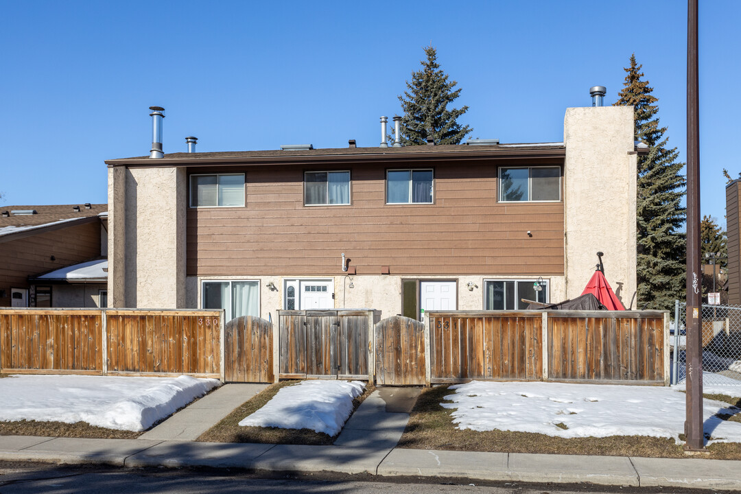 Pensdale Green Condominium in Calgary, AB - Building Photo