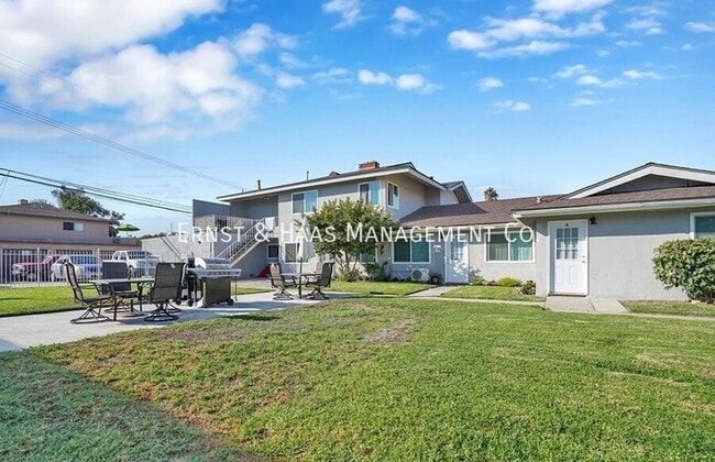 17071 Oak Ln in Huntington Beach, CA - Building Photo - Building Photo