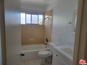 320 S Hobart Blvd in Los Angeles, CA - Building Photo - Building Photo