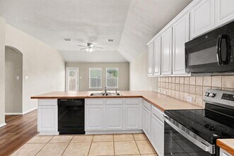 633 Horn St in Crowley, TX - Building Photo - Building Photo