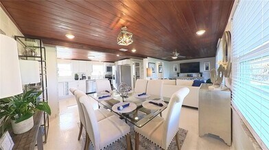 511 Dona Dr in Nokomis, FL - Foto de edificio - Building Photo