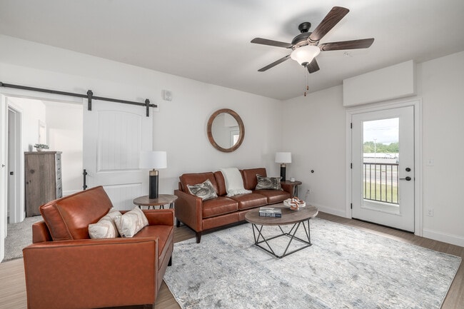 The Residences at LeMoyne Manor in Liverpool, NY - Foto de edificio - Interior Photo
