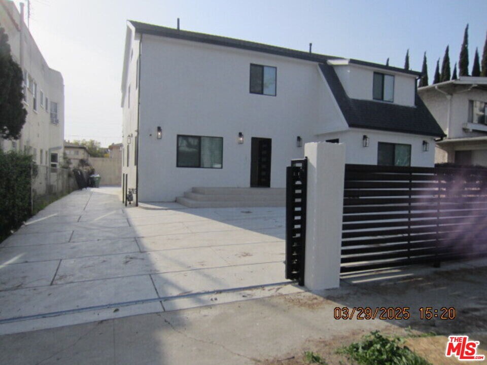 1807 N Kenmore Ave in Los Angeles, CA - Building Photo