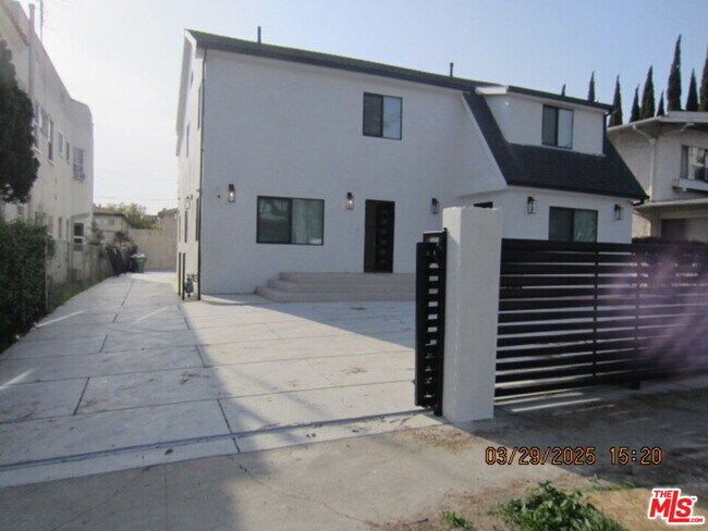 property at 1807 N Kenmore Ave