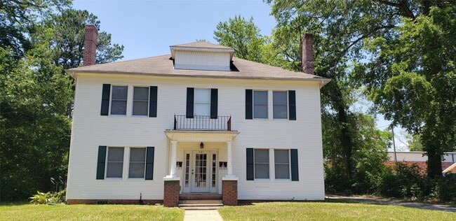 property at 403 S 7th St