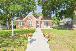 802 S Day St in Brenham, TX - Building Photo