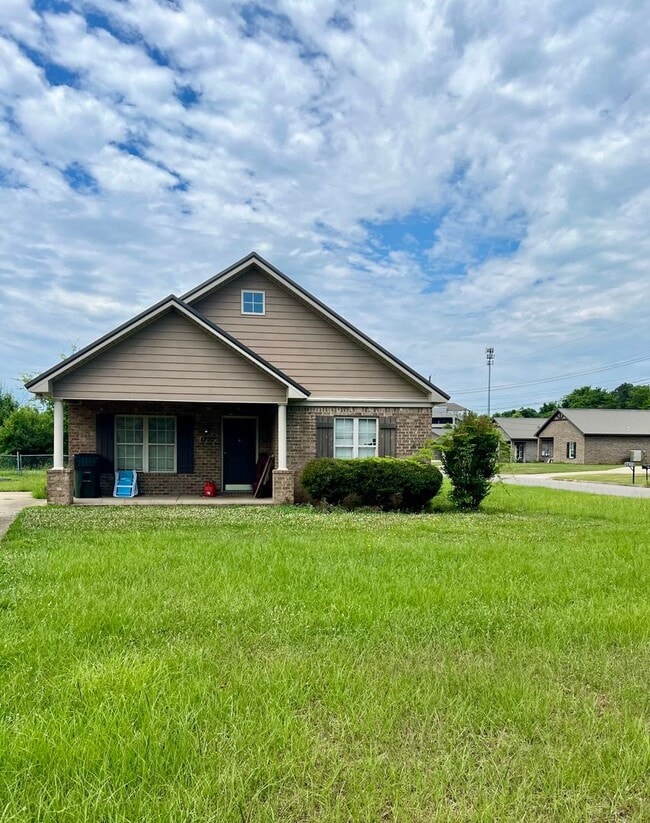1220 14th E Ave in Tuscaloosa, AL - Foto de edificio - Building Photo