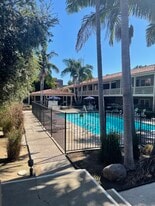 555 S La Veta Park Cir, Unit 138 in Orange, CA - Building Photo