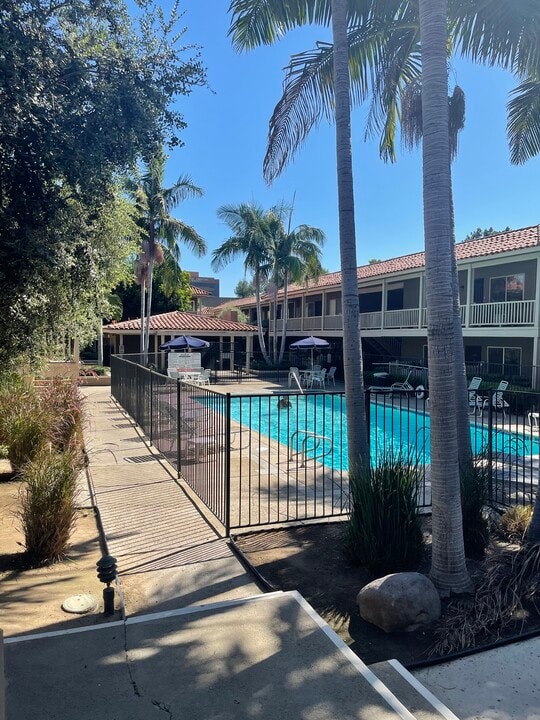 555 S La Veta Park Cir, Unit 138 in Orange, CA - Building Photo