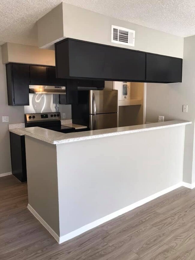 Trinity Park Apartments in Irving, TX - Foto de edificio - Building Photo
