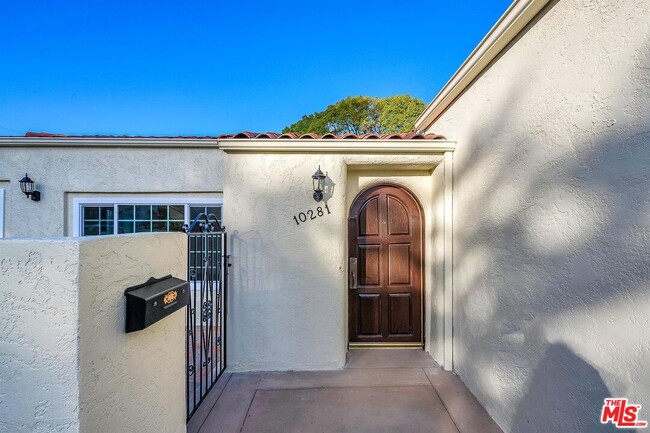 10281 Dunleer Dr in Los Angeles, CA - Building Photo - Building Photo