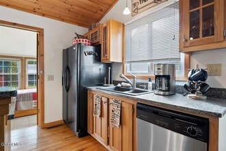 27 Holly Ln in Lake George, NY - Building Photo - Building Photo