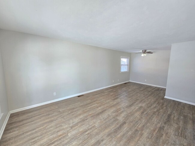 3541 Lisbon Ln in Louisville, KY - Building Photo - Building Photo