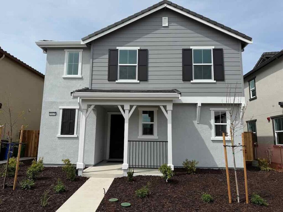 10126 Elise Wy in Elk Grove, CA - Building Photo