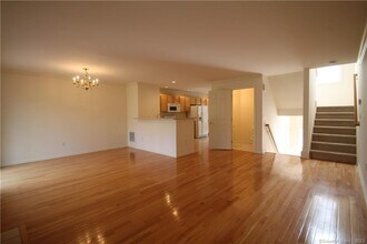 1407 Larson Dr in Danbury, CT - Building Photo - Building Photo