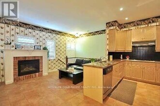 28 Angus Meadow Dr in Markham, ON - Building Photo - Building Photo