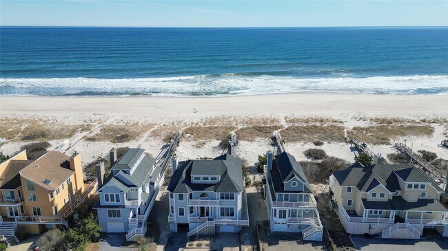 825 Dune Rd in Westhampton Beach, NY - Building Photo - Building Photo