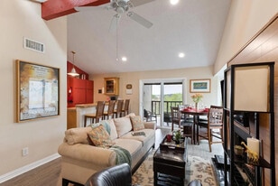 1200 Hollow Creek Dr in Austin, TX - Building Photo