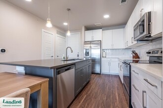 15950 Chase Hill Blvd in San Antonio, TX - Foto de edificio - Building Photo