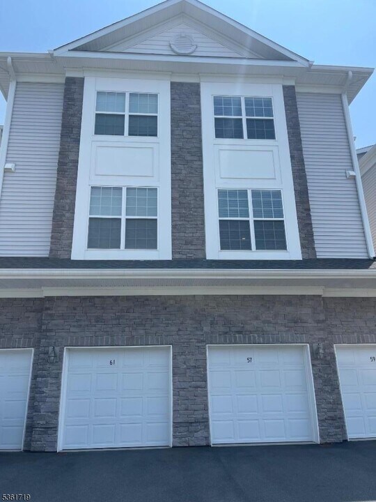 61 Veterans Wy in Morris Plains, NJ - Foto de edificio