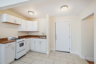 614 E Dewey Pl in San Antonio, TX - Building Photo