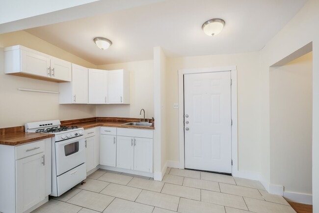 property at 614 E Dewey Pl