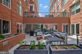 635 Slaters Ln in Alexandria, VA - Building Photo - Building Photo