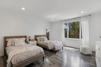 19419 Oxnard St in Los Angeles, CA - Building Photo - Building Photo