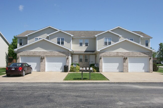 Country Place Apartments - Ottawa in Ottawa, IL - Building Photo - Building Photo