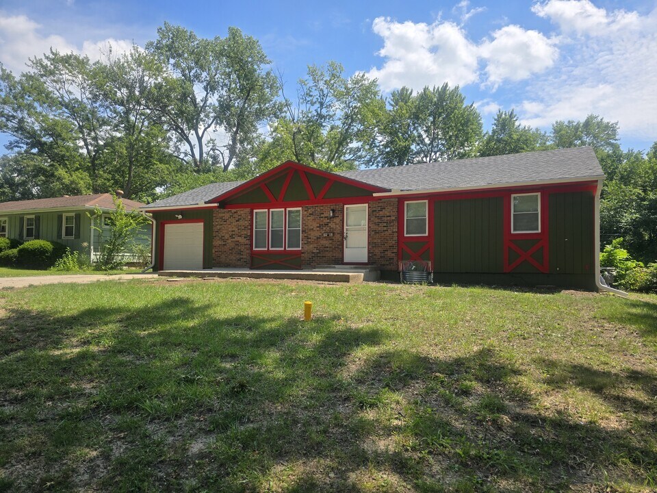 8013 E 133rd St in Grandview, MO - Building Photo