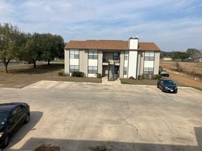 119 Circle Ct in Pleasanton, TX - Foto de edificio - Building Photo