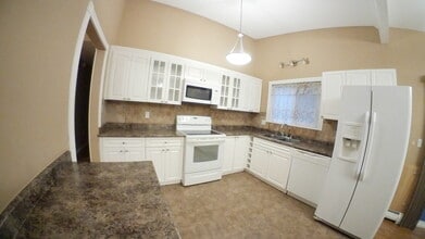 859 Paisley Ave in Port Coquitlam, BC - Building Photo - Building Photo