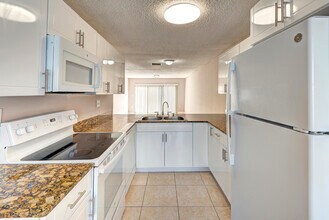 858 Crystal Lake Dr in Pompano Beach, FL - Building Photo - Building Photo