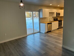 711 E Mountain Ash Loop in Wasilla, AK - Foto de edificio - Building Photo