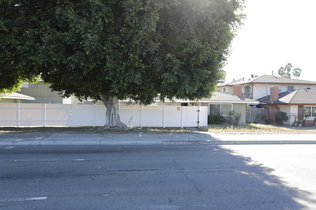 13212 Chapman Ave in Garden Grove, CA - Building Photo - Building Photo