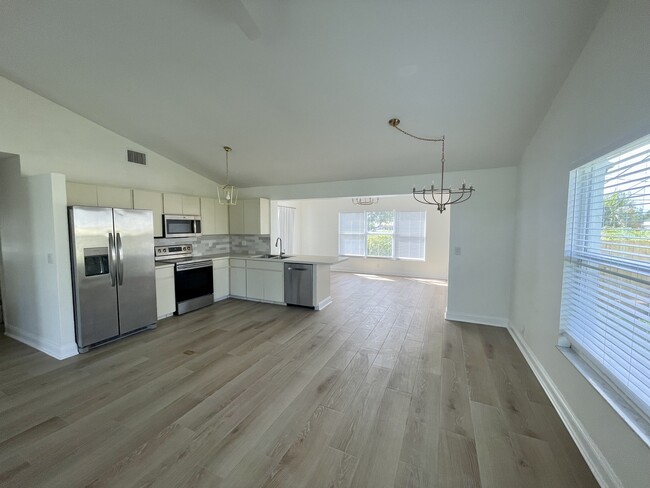 7399 SE Flamingo Way in Hobe Sound, FL - Building Photo - Building Photo