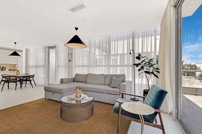 250 Collins Ave in Miami Beach, FL - Building Photo - Building Photo