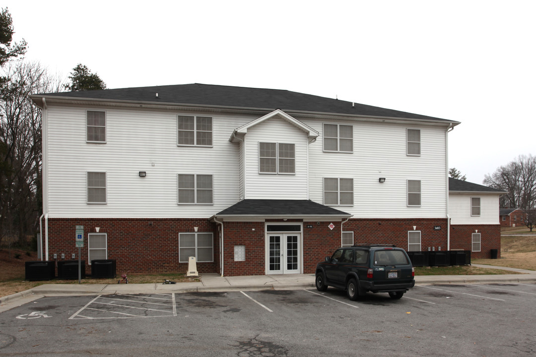 Abbey Court in Greensboro, NC - Foto de edificio