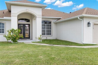 1049 NW 38th Pl in Cape Coral, FL - Foto de edificio - Building Photo