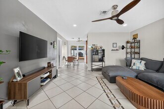 6640 Douglas St in Hollywood, FL - Building Photo - Building Photo