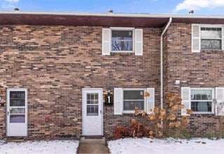 2370 Woodbrook Cir S in Columbus, OH - Foto de edificio - Building Photo