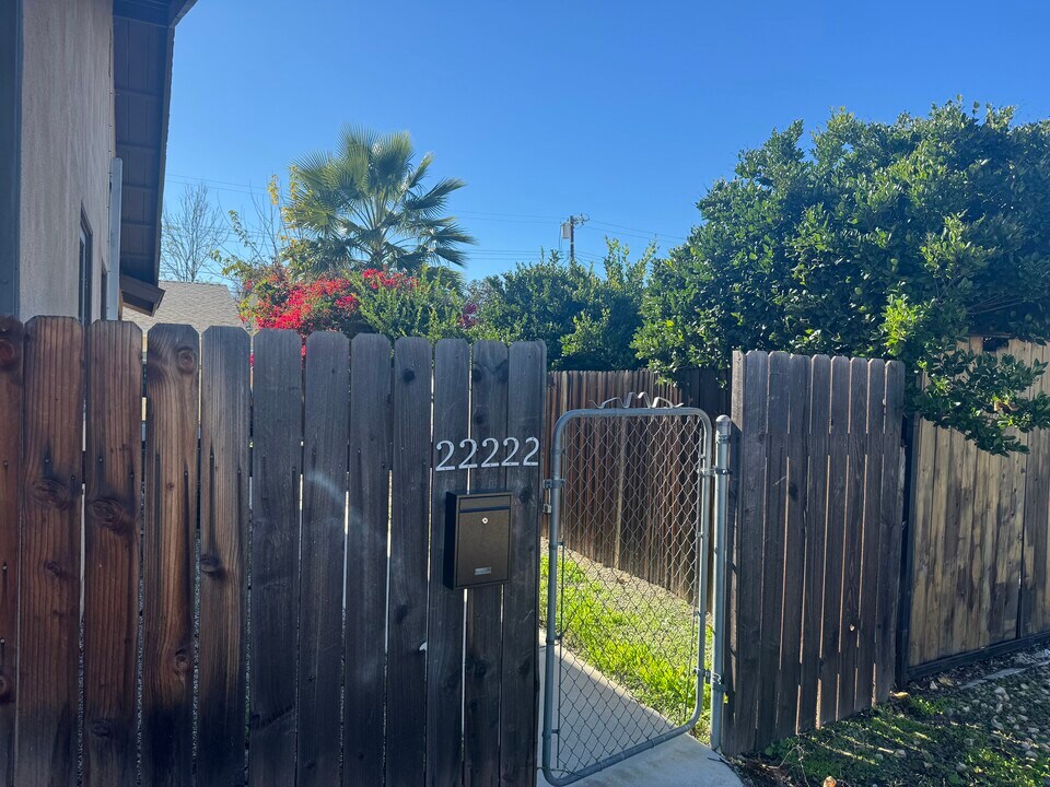 22222 Vanowen St in Canoga Park, CA - Building Photo